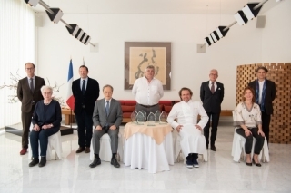 L’Ambassadeur IHARA en compagnie des 8 membres du jury de sélection