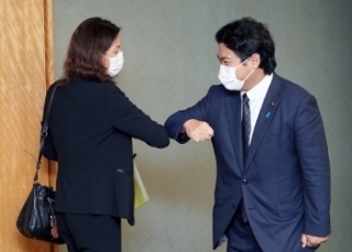 Visite de courtoisie de Mme Lydie EVRARD à M. WASHIO Eiichiro