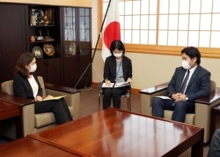 Visite de courtoisie de Mme Lydie EVRARD à M. WASHIO Eiichiro