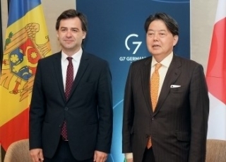 Réunion des ministres des Affaires étrangères du Japon et de la Moldavie