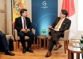 Réunion des ministres des Affaires étrangères du Japon et de la Moldavie