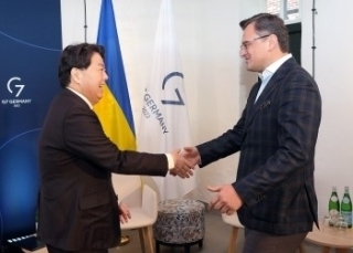 Réunion des ministres des Affaires étrangères Japon-Ukraine