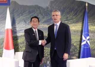 Rencontre entre le Premier ministre KISHIDA et le secrétaire général de l'OTAN STOLTENBERG
